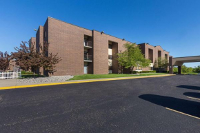 Отель Quality Suites Hotel - Lansing  Ленсинг